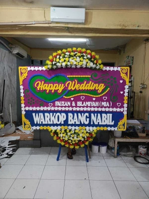 Papan Bunga di Masjid Kubah Emas Depok